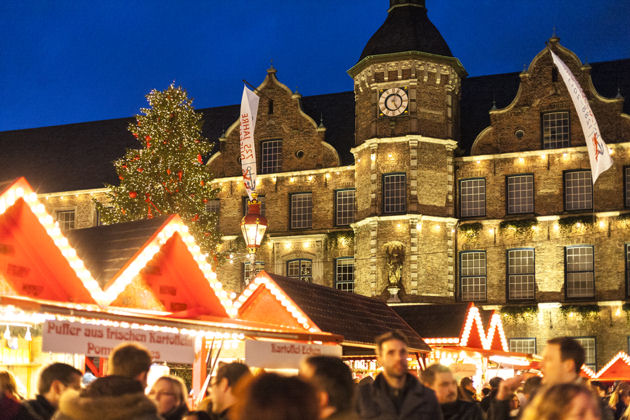 Düsseldorfer Weihnachtsmarkt vor dem Rathaus