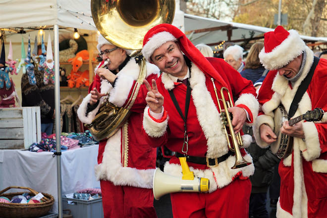Impressionen von Weihnachten in Westend: Die Jazznikoläuse sorgen für gute Unterhaltung.