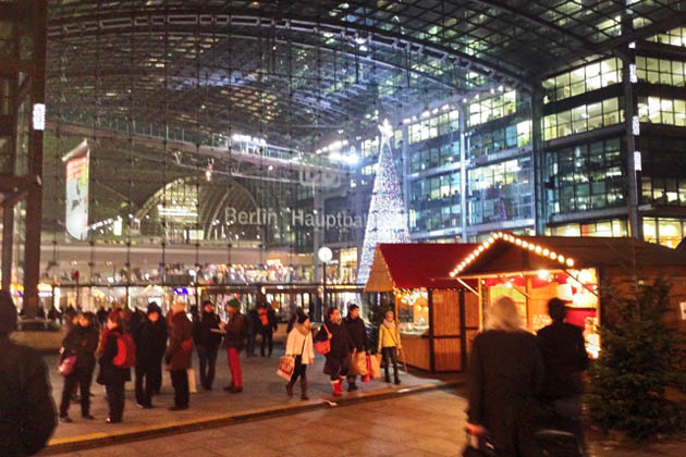 Blick vom Weihnachtsmarkt auf den Hauptbahnhof Berlin